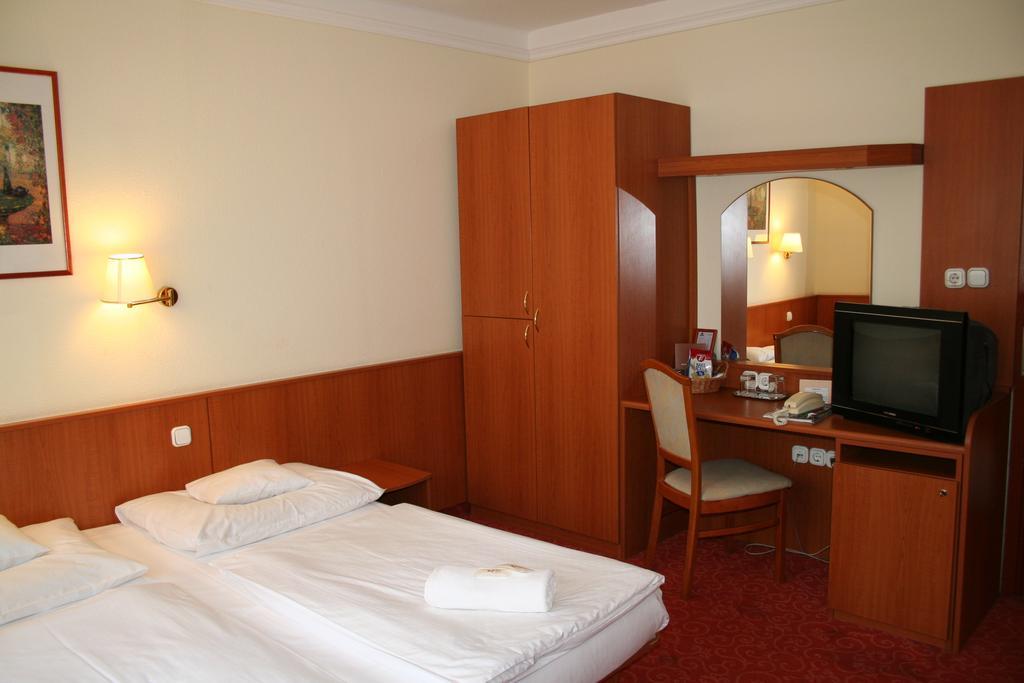 Korona Panzio Budapest Room photo