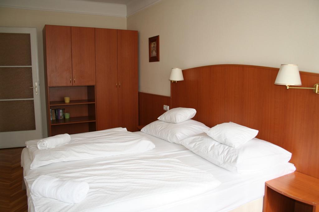 Korona Panzio Budapest Room photo